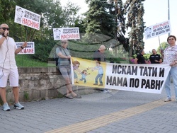 „Децата се нуждаят и от тате, и от мама!“ - символична разходка