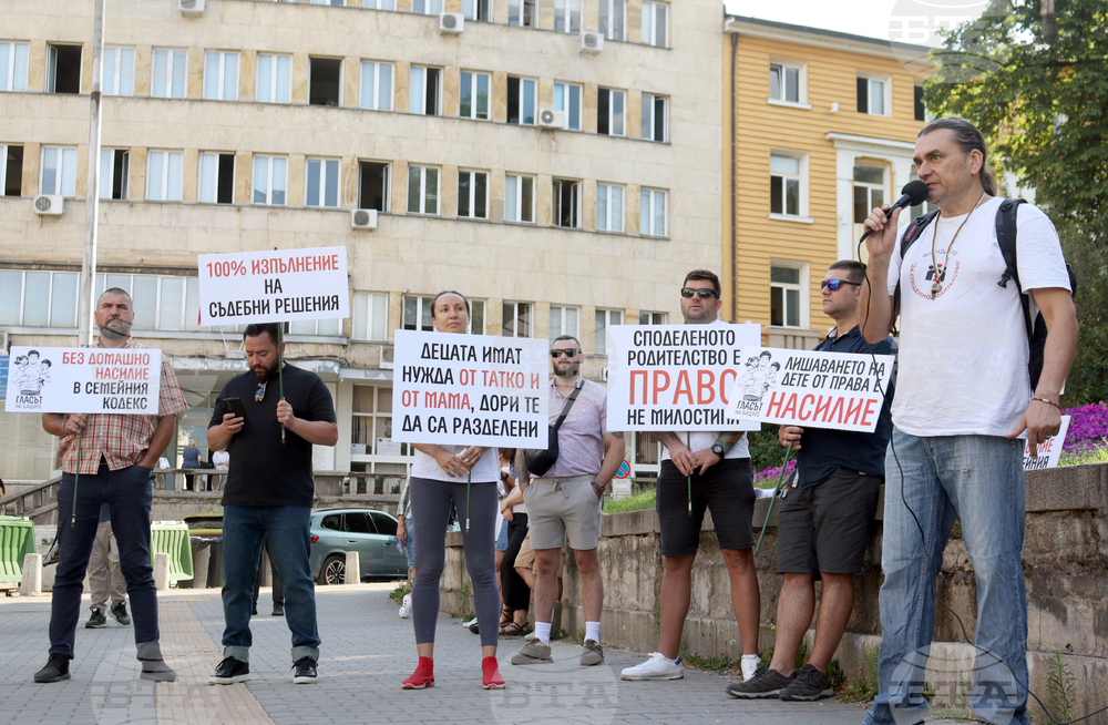 „Децата се нуждаят и от тате, и от мама!“- символична разходка