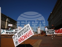 „Децата се нуждаят и от тате, и от мама!“ - символична разходка