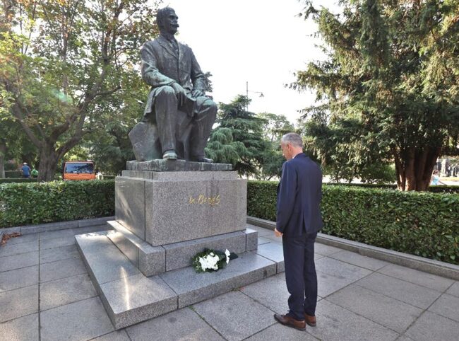 Министър Красимир Вълчев поднесе цветя на паметника на Иван Вазов по повод 175 години от неговото рождение