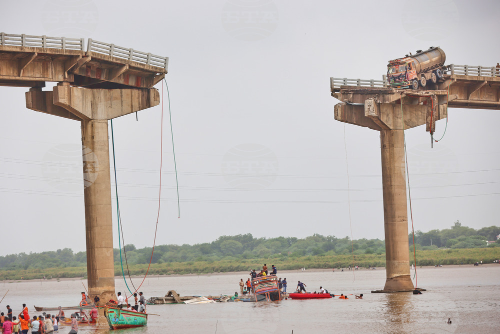 APTOPIX India Bridge Collapse