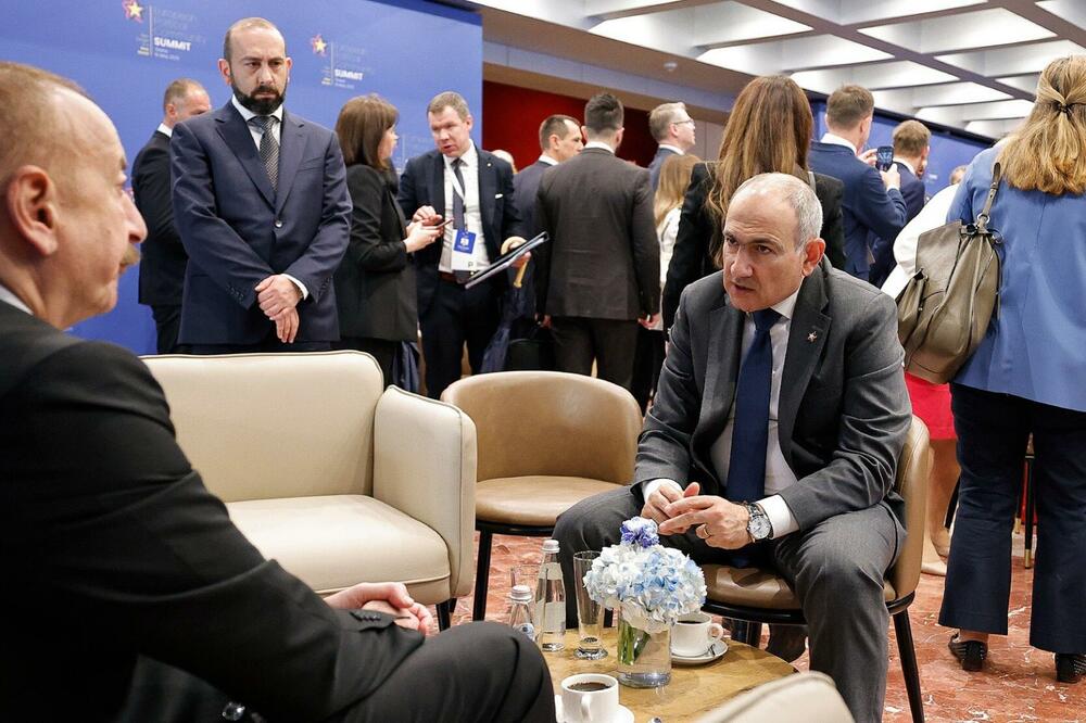 АРМЕНПРЕС: Арменският премиер ще се срещне с азербайджанския президент в ОАЕ