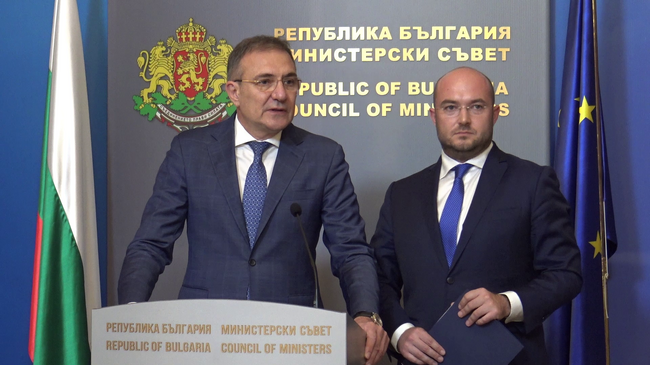 Извеждат 25 души от дом за възрастни хора Бургас, съобщи министър Борислав Гуцанов