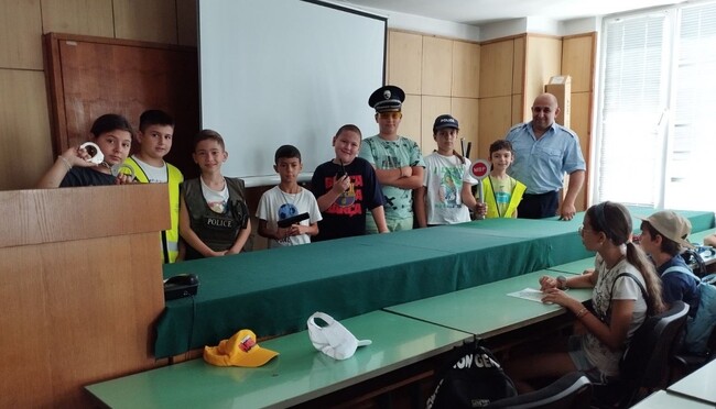 Децата от клуб „Млад скаут“ в Силистра се запознаха с работата на полицаите в Районното управление в града