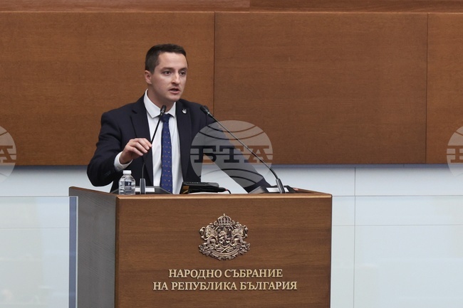 Внасяйки по три или пет вота на килограм на седмица с предизвестен край, легитимирате правителството, каза Явор Божанков от ПП-ДБ по време на дебата
