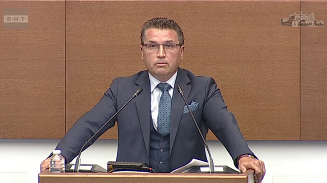 Парламентарната група „Алианс за права и свободи“ ще подкрепи този вот на недоверие, каза Хюсни Адем