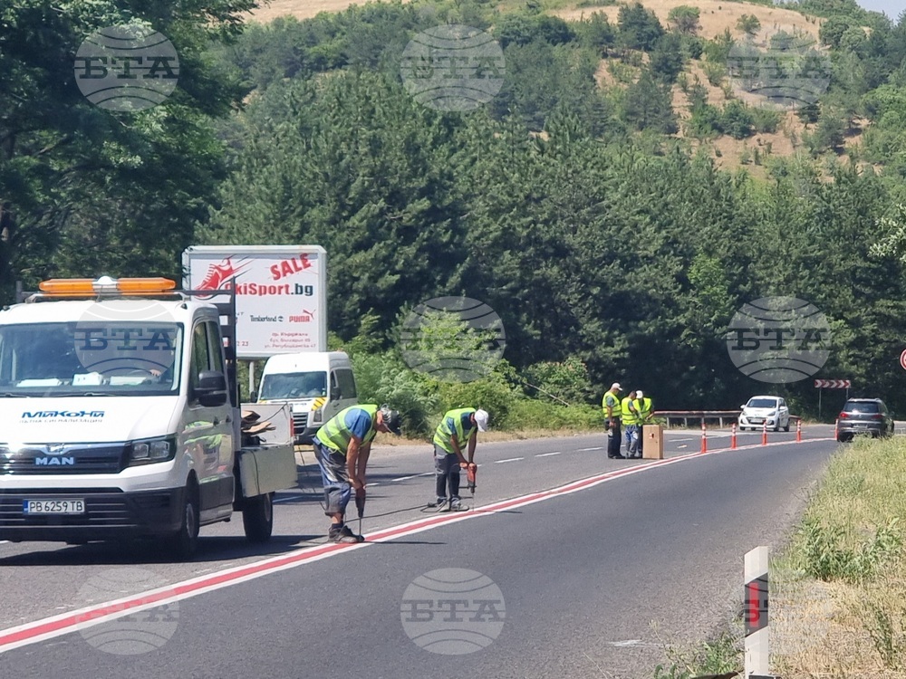 Поставят гъвкавите ограничители в невралгични участъци от пътя за Маказа в района на Черноочене