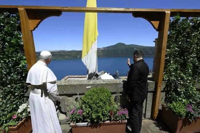 АНСА: Папата предлага Ватикана като място за мирни преговори между Русия и Украйна