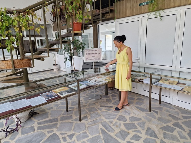 Библиотеката в Разград отбелязва 175 години от рождението на Иван Вазов с тематична изложба 