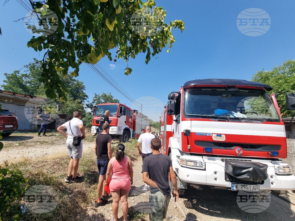 Пожар застраши вилна зона край Кърджали