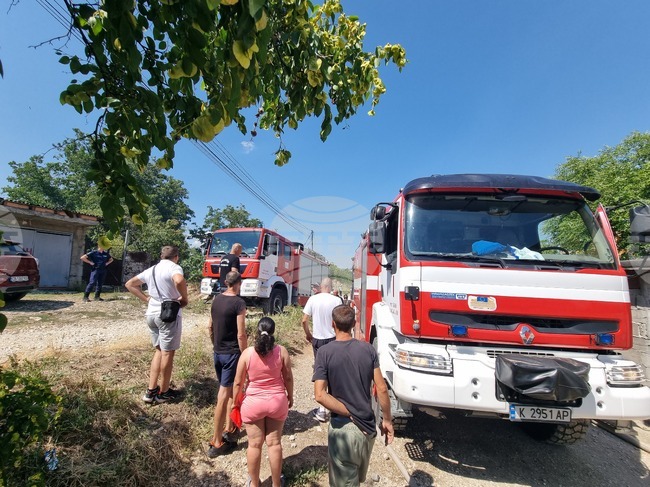 Пожар застраши вилна зона край Кърджали
