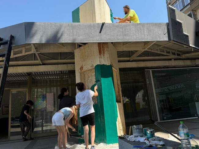 Деца облагородиха пространството пред Младежкия дом в Стара Загора