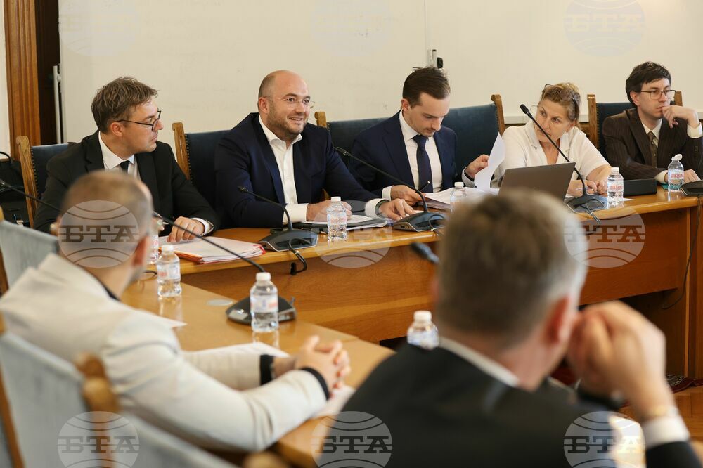 Номинационната комисия може да провежда заседания и да взима решения с гласовете на не по-малко от четирима от членовете, прие правната комисия