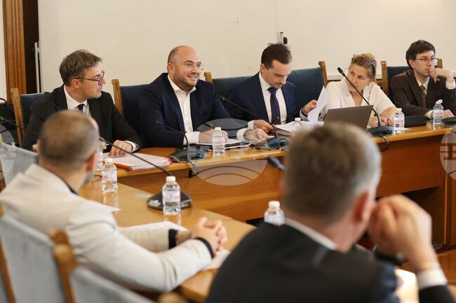 Номинационната комисия може да провежда заседания и да взима решения с гласовете на не по-малко от четирима от членовете й, прие комисията по конституционни и правни въпроси