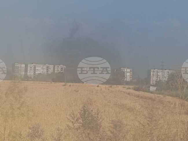 Пожарът, горящ в близост до Пазарджик, обхвана гаражи и автомобили в кв. "Запад", има силно задимяване, съобщиха от полицията