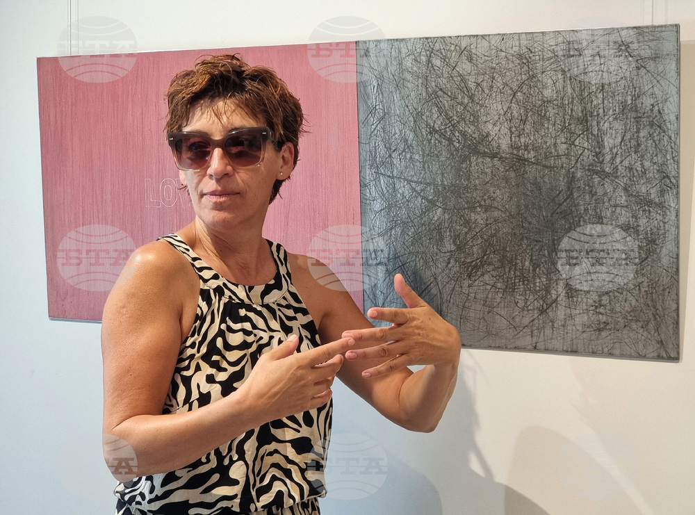 Различните проявления на любовта изследва Емануела Ковач в първата си самостоятелна изложба във Варна