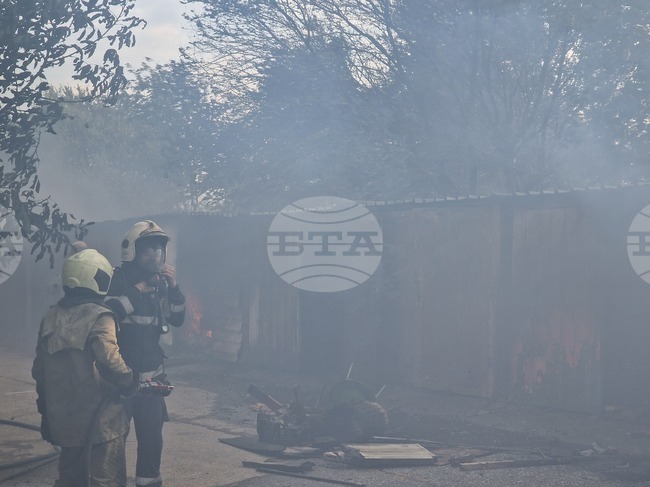 Пожарът в близост до Пазарджик, обхванал гаражи и автомобили в кв. "Запад", е до голяма степен овладян, съобщиха от полицията