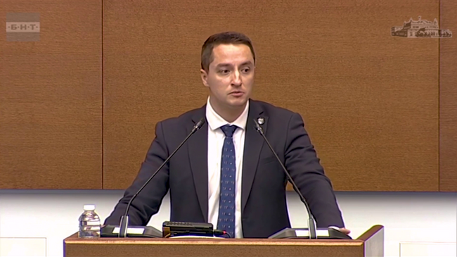 Внасяйки по три или пет вота на килограм на седмица с предизвестен край, легитимирате правителството, каза Явор Божанков от ПП-ДБ по време на дебата