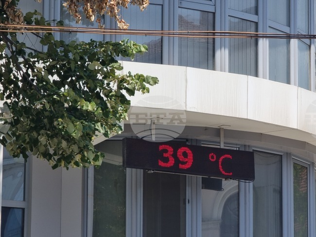 Заради жегите започва оросяване с вода на централните улици и булеварди в Ямбол