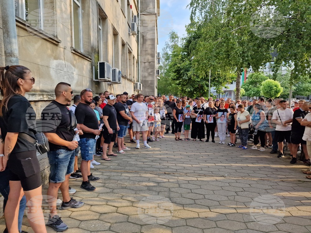 Граждани се събраха в Разград на мирен протест с искания за реални наказания на отнелите живот на пътя