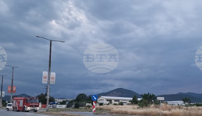 Пожарни екипи гасят няколко пожара край Сливен