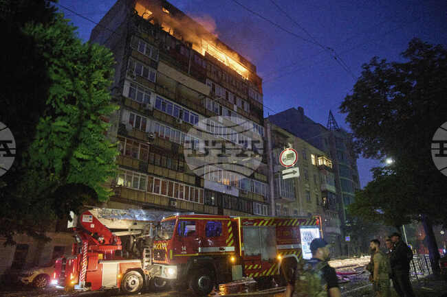 Най-малко двама души са загинали при снощното руско нападение срещу Киев, съобщават украинските власти
