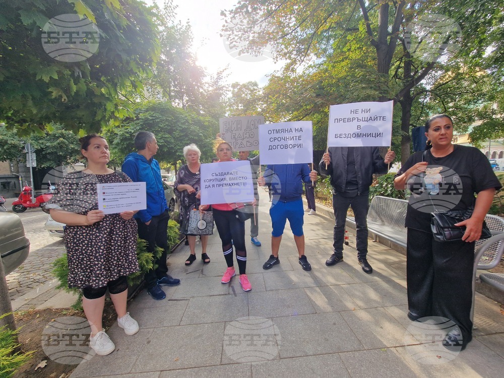 Наематели се събраха на протест срещу нова наредба за общинските жилища пред Столичната община