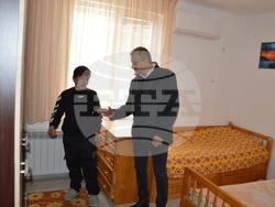 Община Благоевград обнови Защитено жилище за лица с умствена изостаналост, кметът Илко Стоянов посети социалното заведение и се срещна с ползвателите на услугата