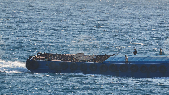 Трима египтяни са загинали, а 18 са в неизвестност, след преобръщането на лодка с незаконни мигранти край остров Крит
