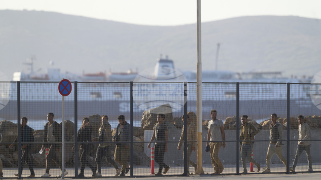 Мигрантите в Гърция, чиито молби за убежище бъдат отхвърлени, ще бъдат задължени да носят гривни за проследяване 