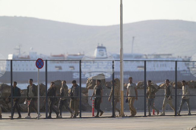 Стотици мигранти се местят от Крит към континентална Гърция заради големия брой пристигащи от Либия