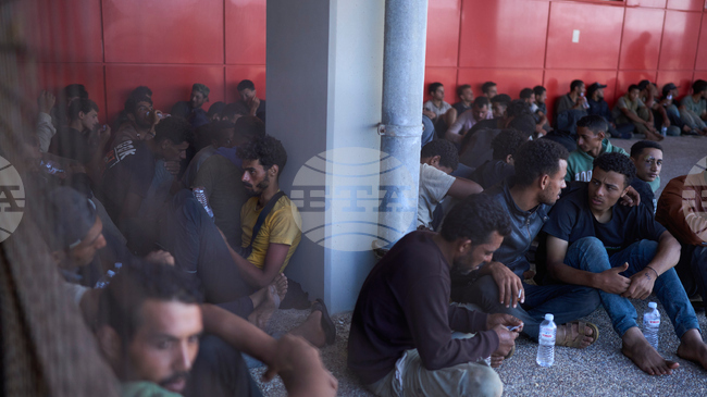 Почти 350 мигранти са установени южно от гръцкия остров Крит само за 5 часа тази сутрин