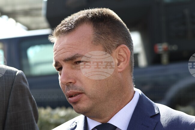 Има заловен бус с 24 мигранти и български водач, съобщи главен комисар Антон Златанов