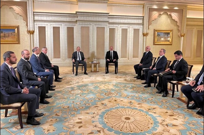 АРМЕНПРЕС: Започна срещата между арменския премиер и азербайджанския президент в Абу Даби 