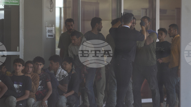 Над 60 мигранти са открити край гръцките острови Крит и Родос