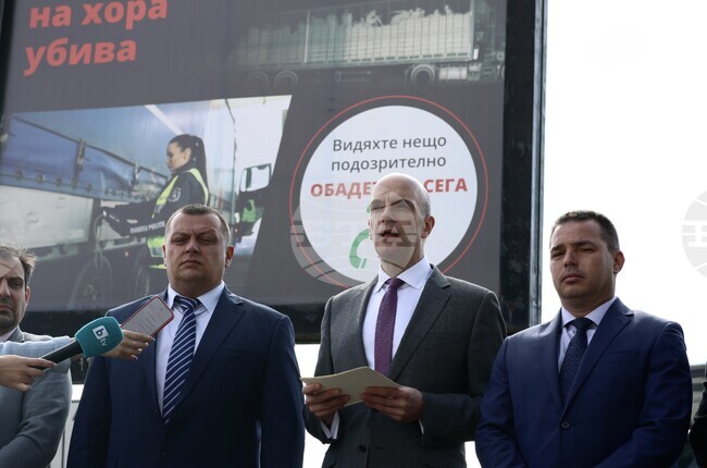 Над 100 билборда за рисковете от укриването на мигранти в товарни автомобили ще бъдат разположени в страната, съобщи гл. комисар Антон Златанов