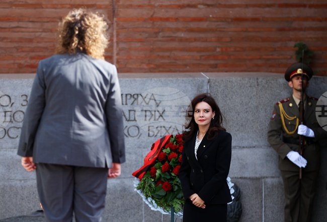 Albanian Parliament Speaker Elisa Spiropali Lays Wreath at Monument to Unknown Soldier in Sofia