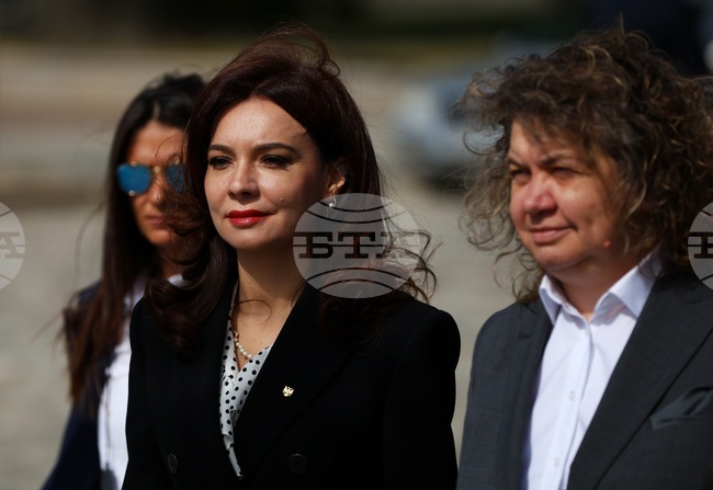 Председателят на парламента на Албания Елиса Спиропали положи венец пред паметника на Незнайния войн