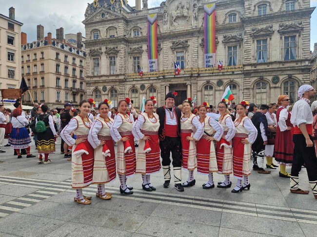 Фолклорна танцова формация „Българи“ в Устър ще се участва днес в карнавал в английския град, където ще представи български хора̀