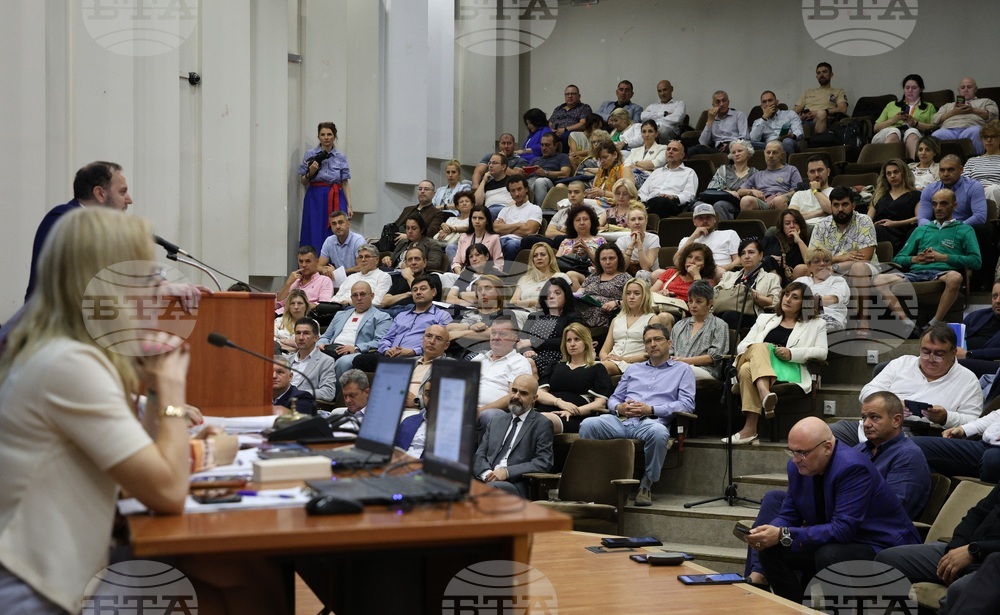 С декларации на групите на "Възраждане" и "Продължаваме промяната – Демократична България" започна заседанието на Общинския съвет във Варна