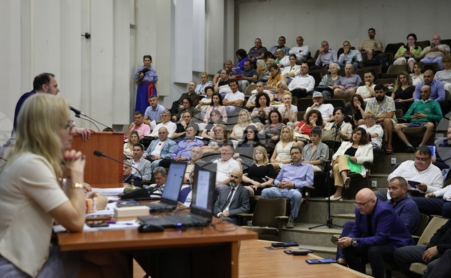 С декларации на групите на "Възраждане" и "Продължаваме промяната – Демократична България" започна заседанието на Общинския съвет във Варна