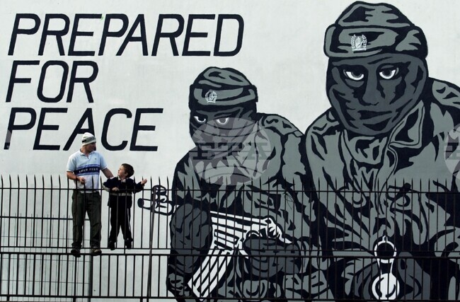 Ирландската републиканска армия официално се обявява за прекратяване на въоръжената борба на 28 юли 2005 г. 