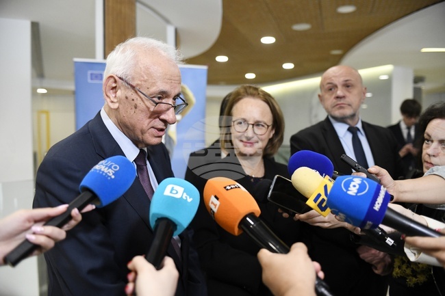 С осем хеликоптера ще се оказва спешна помощ по въздух в България, каза министърът на здравеопазването Силви Кирилов