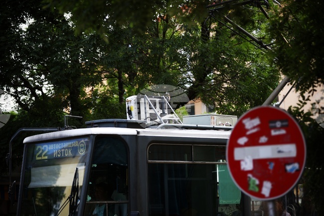 Климатиците на трамвайните мотриси тип Т6А2 не са с външни тела за битови климатици, заявиха от "Столичен електротранспорт"