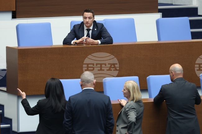 Явор Божанков от ПП-ДБ поиска председателстващият заседанието Цончо Ганев да освободи мястото, беше дадена половин час почивка