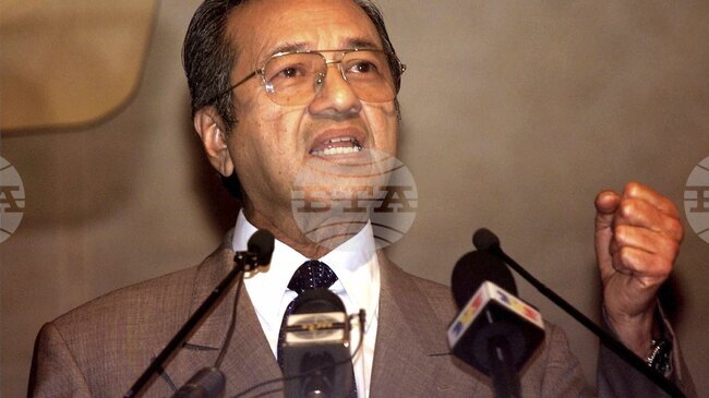 Бивш премиер на Малайзия столетник бе приет в болница заради счупено бедро