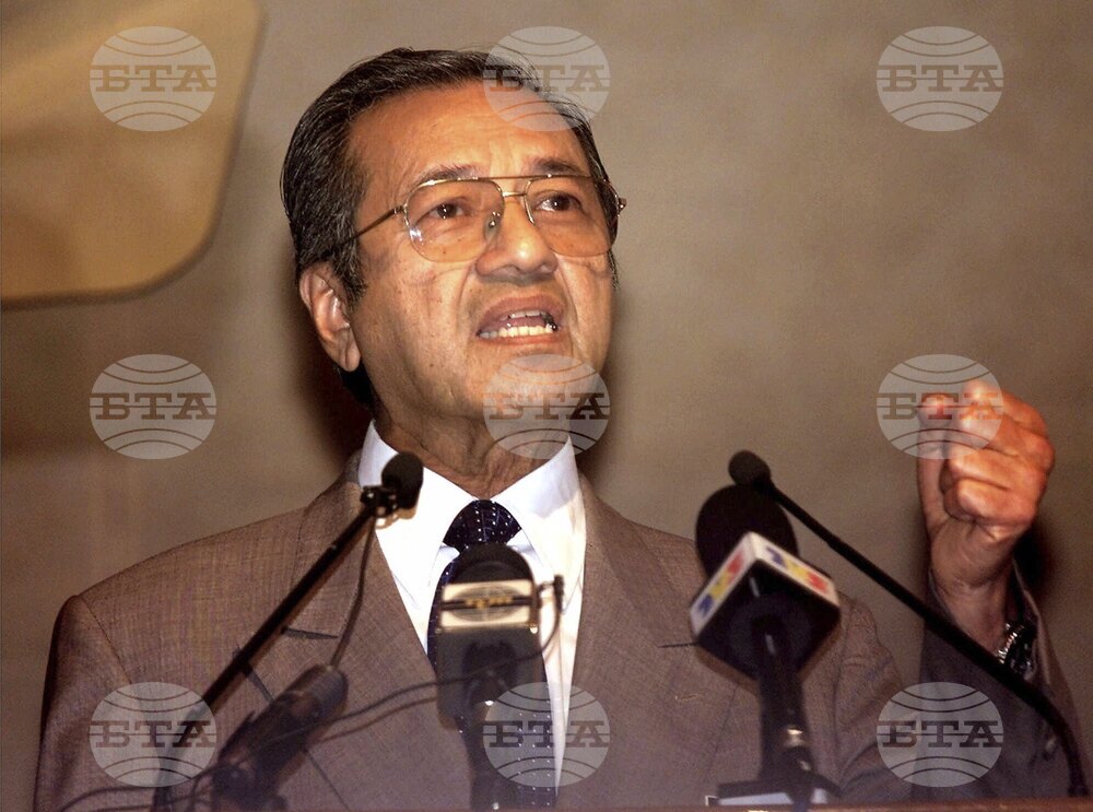 Бивш премиер на Малайзия столетник бе приет в болница заради счупено бедро