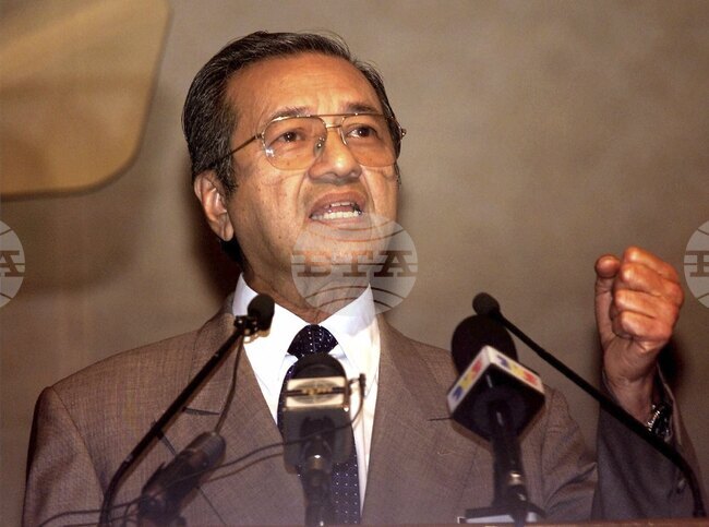 Бивш премиер на Малайзия столетник бе приет в болница заради счупено бедро