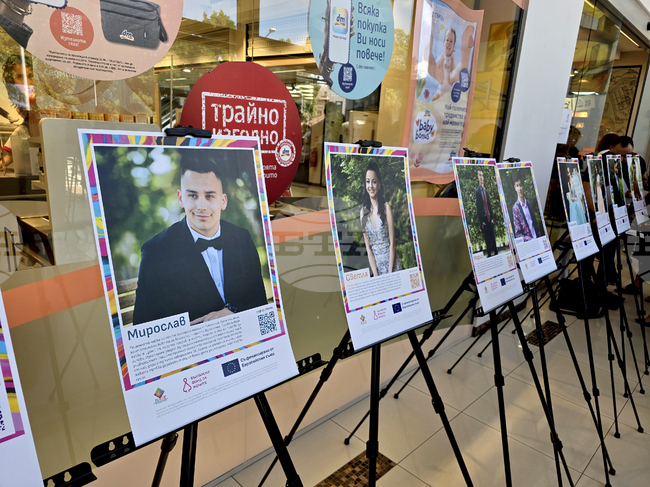 Фотоизложбата „ПроменениТЕ – за живота след приемната грижа“ беше представена в търговския център във Видин