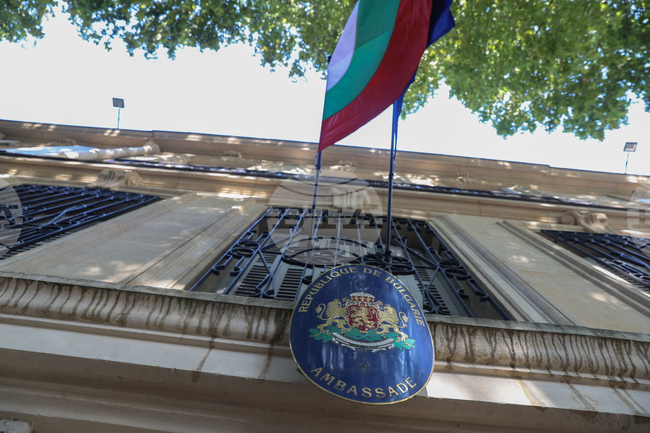 Посолството на България в Париж съобщи за предстоящи неработни дни във връзка с коледните и новогодишните празници